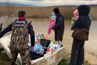 Uluabat Gölü'nde mahsur kalan aileyi jandarma kurtardı