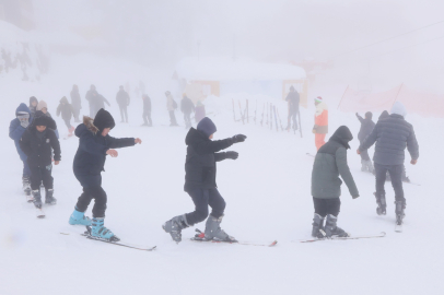 Osmangazi Belediyesi’nden çocuklara Uludağ’da kayak sürprizi