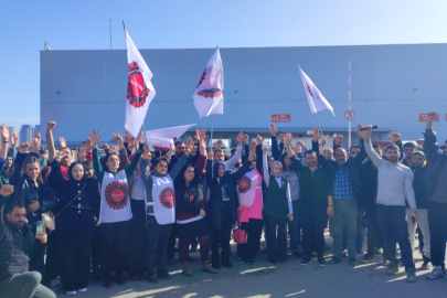 Migros depo işçileri iş yeri önünde kazanımlarını kutladı