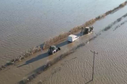 Bursa'da sel sularında araçta mahsur kalan sürücü ekiplerce kurtarıldı