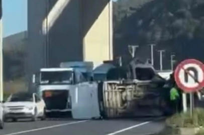 Bursa'da devrilen minibüs, yolun karşısına geçti