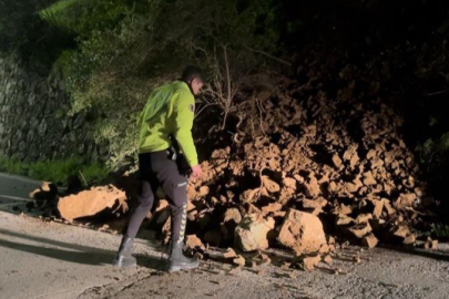 Bursa'da toprak kayması sonucu kayalar yola savruldu