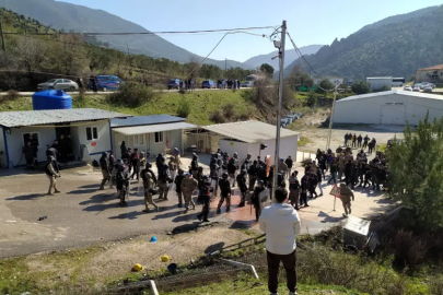 Polyak'ta jandarmadan tazyikli su: İşçiler barikatı aşarak ocağa girdi