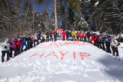 Uludağ'da karlara "savaşa hayır" yazdılar