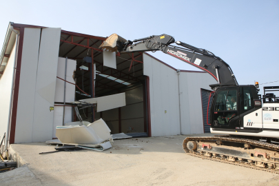 Nilüfer Belediyesi Tahtalı'daki kaçak fabrikayı yıktı