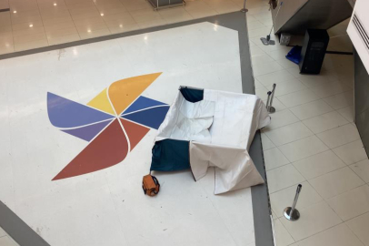 Bursa'da AVM'nin boşluğuna düşen genç hayatını kaybetti