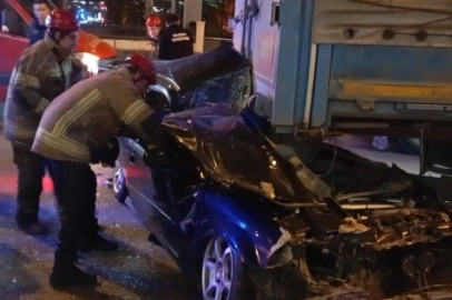 Bursa'daki feci kaza: İkiye bölünen araçtan kurtuldu