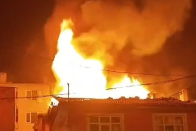 Bursa'da metruk binanın çatı katı alevlere teslim oldu