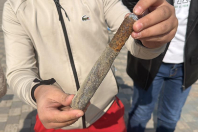 Çekilen İznik Gölü kıyısında oynayan çocuklar top mermisi buldu