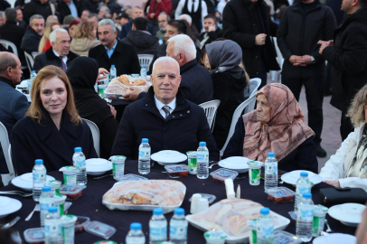 Mustafa Bozbey kendi mahallesinde komşularıyla iftar yaptı