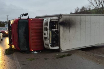 Bursa'da direksiyon hakimiyetini kaybeden sürücü fabrikaya çarptı: 2 yaralı