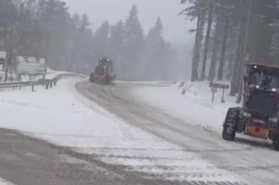 Bursa'da bayramda kar sürprizi: Yollar beyaza büründü, ekipler seferber oldu