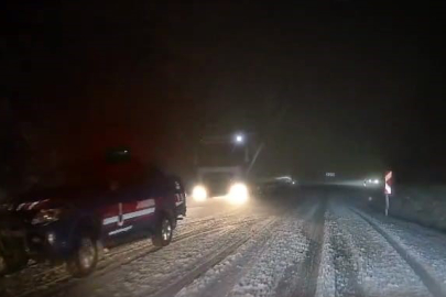 İnegöl karayolunda etkili olan kar yağışı sürücülere zor anlar yaşattı