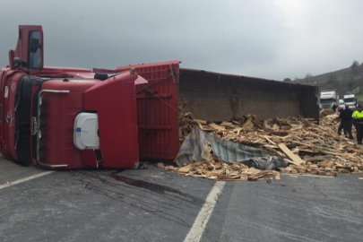 Tır devrildi: Bursa yolu ulaşıma kapandı