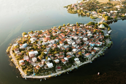 Bursa’da göl suları çekilene kadar yol trafiğe kapatıldı