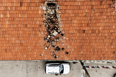 Bursa'da çürüyen baca otomobilin üzerine yıkıldı