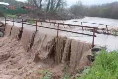 Bursa'da aşırı yağışlar köprüyü trafiğe kapattı