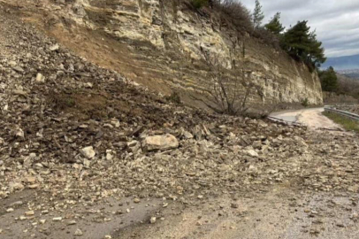 Bursa’da heyelan yolu kapattı