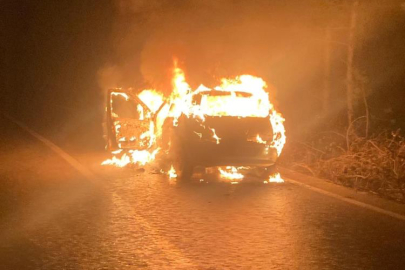 Bursa'da seyir halindeki otomobil alev alev yandı