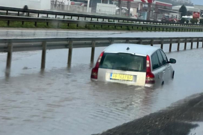 Bursa'da su birikintisine giren otomobil mahsur kaldı