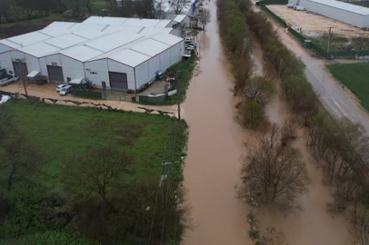 Bursa'da Ürünlü Deresi taştı, araçlar mahsur kaldı