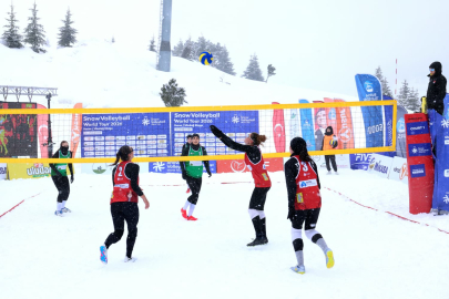 Osmangazi’den Uludağ’da nefes kesen kar voleybolu şöleni