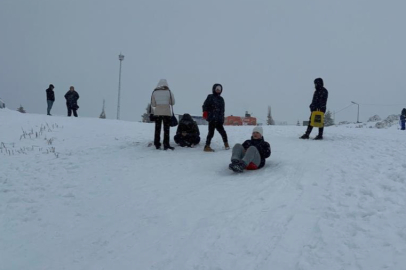 Uludağ'da etkili olan kar yağışıyla günübirlikçiler zirveye akın etti