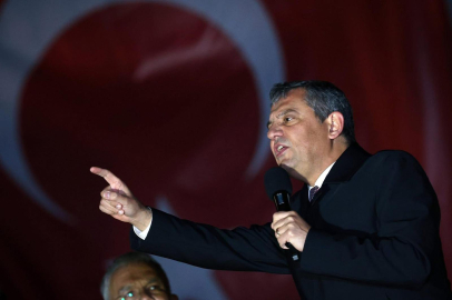 Özgür Özel Bursa'dan seslendi: 'Hakimlere, savcılara verdiğin talimattan vazgeç'