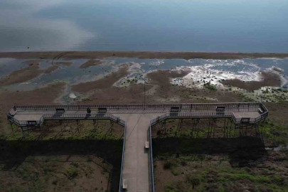 İznik Gölü’nde su çekilmesi alarm veriyor: İskele karada kaldı
