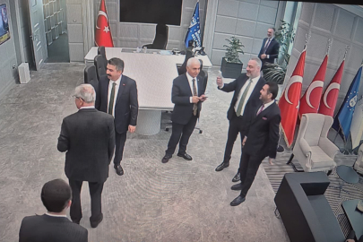 Bursa Büyükşehir'de iki farklı meclis: Dışarıda polis müdahalesi, içeride AKP'lilerin gülüşmesi