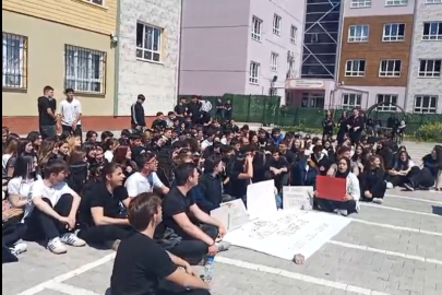 Bursa'da lise öğrencileri okul bahçesinde oturma eylemi yaptı: Güvenli okullar istiyoruz alacağız