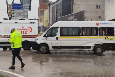 Bursa'da kamyon ile servis minibüsü çarpıştı 4 kişi yaralandı