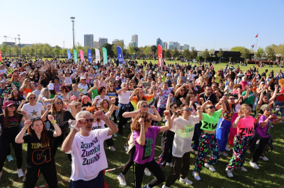 Bursa'da 'Dünya Dans Günü'nü zumba yaparak kutladılar