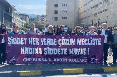 Bursa'da katledilen Fatma Elif Kutlu için kadınlar adliye önünde eylem yaptı: Bu kirli zihniyeti tanıyoruz