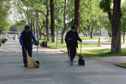 Osmangazi’de yeşil alanlarda titiz temizlik çalışması