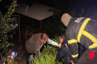 Bursa'da çiftlikte selin ortasında mahsur kalan çiftçi ve köpeği kurtarıldı