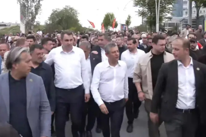 CHP Lideri Özgür Özel halkla birlikte TBMM'ye yürüyor