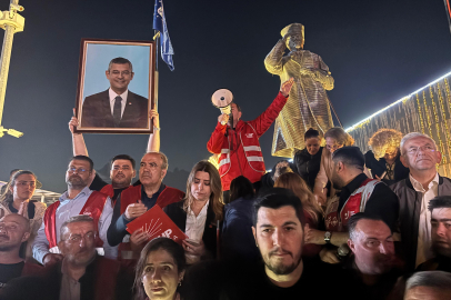 CHP'ye yönelik müdahaleye karşı yurttaşlar iki koldan Kent Meydanına yürüdü: Teslim olmayacağız