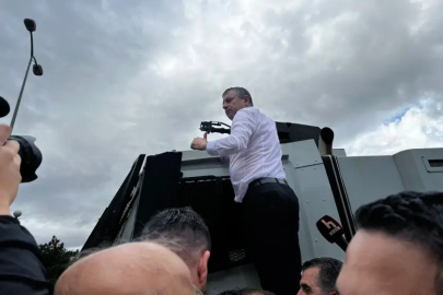 Meclise yürürken önü kesilen Özgür Özel,  TOMA'ya çıktı