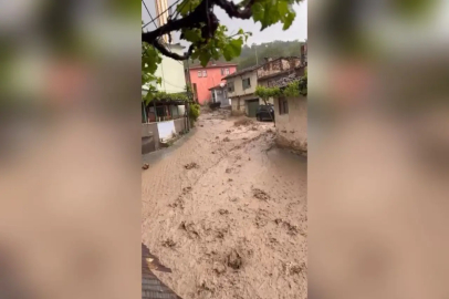 Bursa'da sel meydana geldi: Evleri su bastı, çatı çöktü
