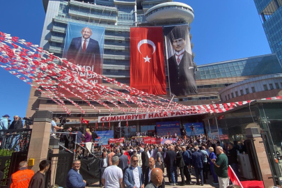 CHP’de iki ayrı 'bayramlaşma': Atanmış yönetim genel merkez önünde
