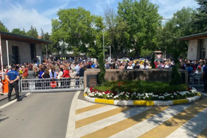 CHP Meclis grup toplantısı öncesi Meclis önünde arbede yaşandı