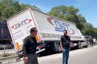 Bursa'da lastiği patlayan tır refüje girdi