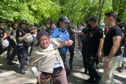 Öğretmenlerin eylemine polis müdahalesi: 'Örtülü olduğum için tutuklanmadım ama örtümü açtılar'
