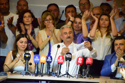 CHP Bursa İl Başkanı Nihat Yeşiltaş görevden alınma kararını yırttı