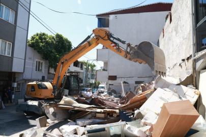 Şehrin merkezine yapılan kaçak depo yıkıldı