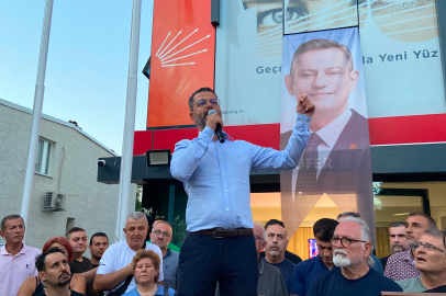 CHP Nilüfer İlçe Başkanı Özgür Şahin görevden alma kağıdını yaktı