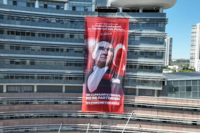 Yeni parti kararı sonrası CHP genel merkezine dev pankart: 'Ne cumhuriyetinden ne de partinden vazgeçmeyeceğiz'