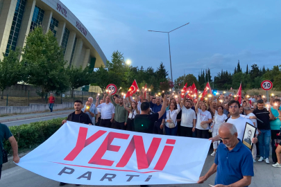 CHP Nilüfer İlçe binasına siyah bayrak çekip YENİ Parti Nilüfer İlçe binasına yürüdüler