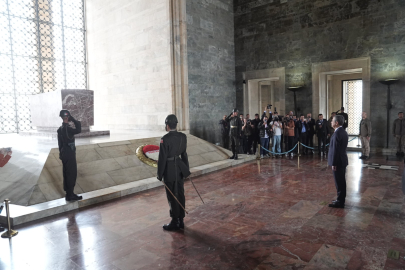 Özgür Özel, Anıtkabir’i ziyaret etti: 'Emanetiniz olan Cumhuriyet çoklu krizlerle karşı karşıyadır'